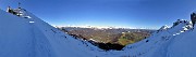 85 Ripercorro in senso inverso il sentiero ghiacciato tra cima  Resegone (a sx) e Pizzo Daina (a dx) con vista sulla Costa del Pallio e Orobie al centro